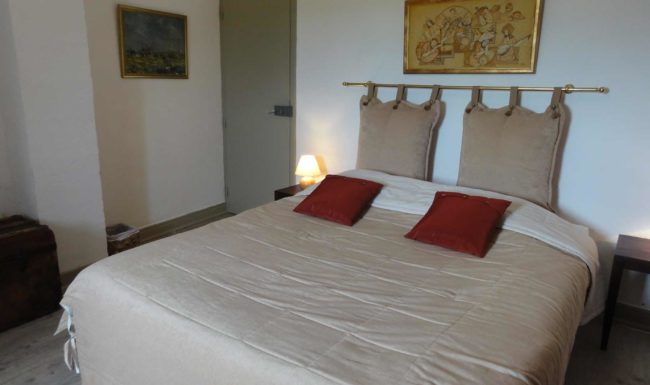 Gîte de groupe en Ardèche méridionale, 10 personnes, piscine privée, jardin clôturé, Internet wifi gratuit. 23 km des Gorges de l'Ardèche.