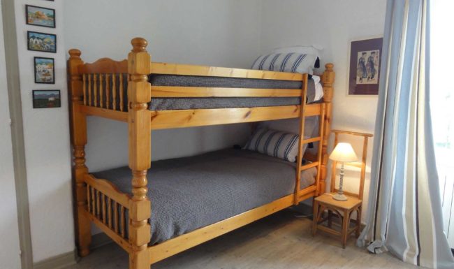 Gîte de groupe en Ardèche méridionale, 10 personnes, piscine privée, jardin clôturé, Internet wifi gratuit. 23 km des Gorges de l'Ardèche.