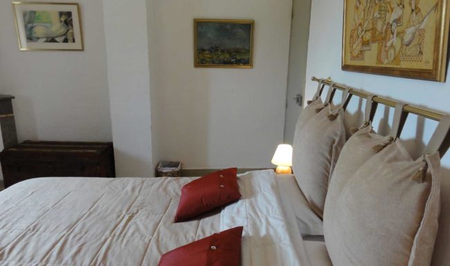 Gîte de groupe en Ardèche méridionale, 10 personnes, piscine privée, jardin clôturé, Internet wifi gratuit. 23 km des Gorges de l'Ardèche.