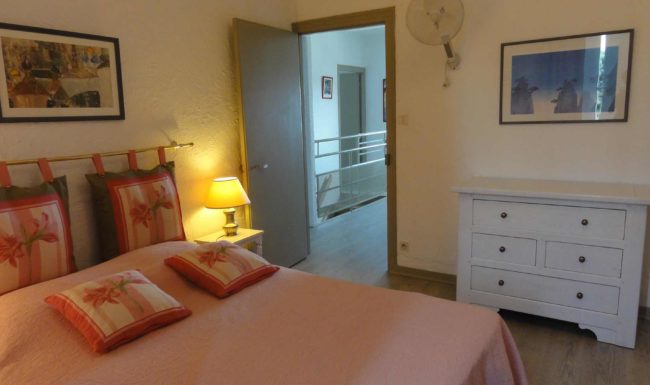 Gîte de groupe en Ardèche méridionale, 10 personnes, piscine privée, jardin clôturé, Internet wifi gratuit. 23 km des Gorges de l'Ardèche.