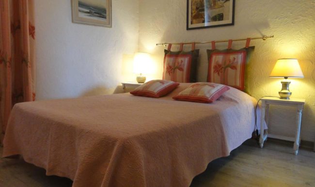 Gîte de groupe en Ardèche méridionale, 10 personnes, piscine privée, jardin clôturé, Internet wifi gratuit. 23 km des Gorges de l'Ardèche.