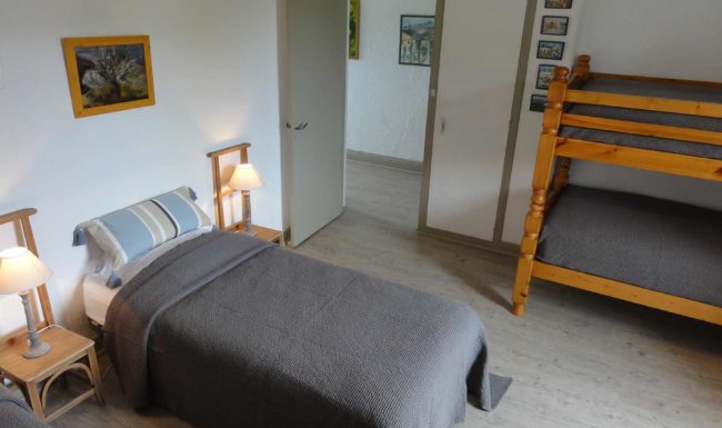 Gîte de groupe en Ardèche méridionale, 10 personnes, piscine privée, jardin clôturé, Internet wifi gratuit. 23 km des Gorges de l'Ardèche.