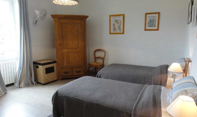 Gîte de groupe en Ardèche méridionale, 10 personnes, piscine privée, jardin clôturé, Internet wifi gratuit. 23 km des Gorges de l'Ardèche.