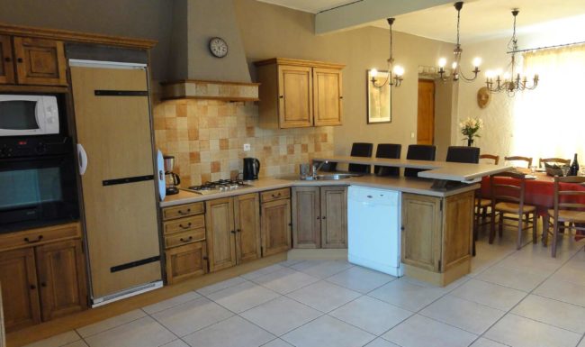 Gîte de groupe en Ardèche méridionale, 10 personnes, piscine privée, jardin clôturé, Internet wifi gratuit. 23 km des Gorges de l'Ardèche.