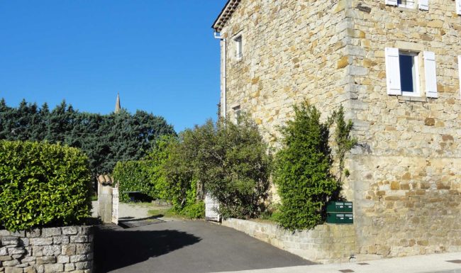 Gîte de groupe en Ardèche méridionale, 10 personnes, piscine privée, jardin clôturé, Internet wifi gratuit. 23 km des Gorges de l'Ardèche.