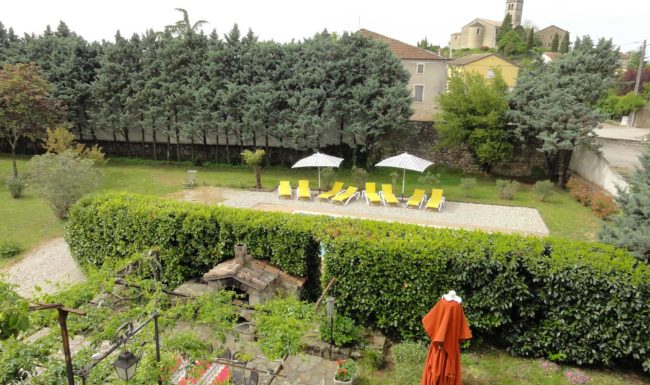 Gîte de groupe en Ardèche méridionale, 10 personnes, piscine privée, jardin clôturé, Internet wifi gratuit. 23 km des Gorges de l'Ardèche.