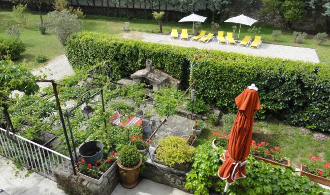 Gîte de groupe en Ardèche méridionale, 10 personnes, piscine privée, jardin clôturé, Internet wifi gratuit. 23 km des Gorges de l'Ardèche.