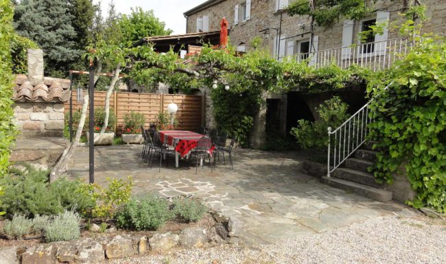 Gîte de groupe en Ardèche méridionale, 10 personnes, piscine privée, jardin clôturé, Internet wifi gratuit. 23 km des Gorges de l'Ardèche.