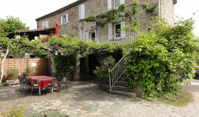 Gîte de groupe en Ardèche méridionale, 10 personnes, piscine privée, jardin clôturé, Internet wifi gratuit. 23 km des Gorges de l'Ardèche.