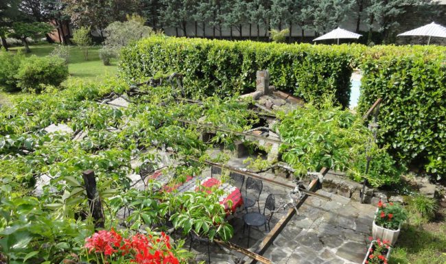 Gîte de groupe en Ardèche méridionale, 10 personnes, piscine privée, jardin clôturé, Internet wifi gratuit. 23 km des Gorges de l'Ardèche.
