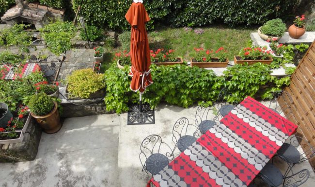 Gîte de groupe en Ardèche méridionale, 10 personnes, piscine privée, jardin clôturé, Internet wifi gratuit. 23 km des Gorges de l'Ardèche.