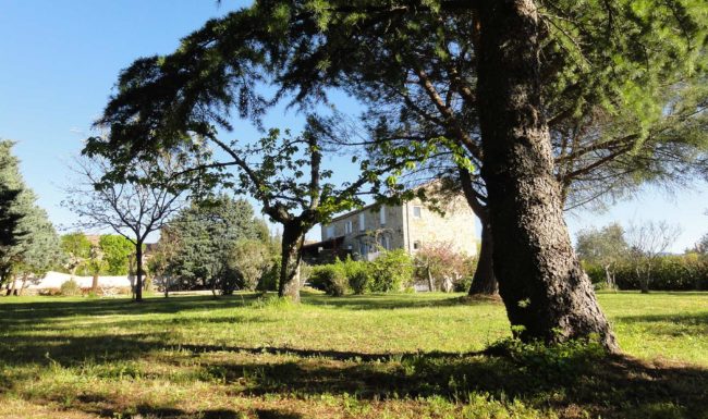 Gîte de groupe en Ardèche méridionale, 10 personnes, piscine privée, jardin clôturé, Internet wifi gratuit. 23 km des Gorges de l'Ardèche.