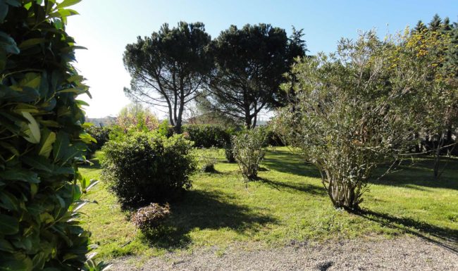 Gîte de groupe en Ardèche méridionale, 10 personnes, piscine privée, jardin clôturé, Internet wifi gratuit. 23 km des Gorges de l'Ardèche.