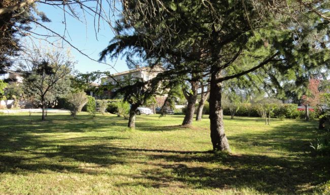 Gîte de groupe en Ardèche méridionale, 10 personnes, piscine privée, jardin clôturé, Internet wifi gratuit. 23 km des Gorges de l'Ardèche.