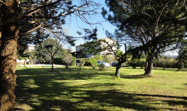 Gîte de groupe en Ardèche méridionale, 10 personnes, piscine privée, jardin clôturé, Internet wifi gratuit. 23 km des Gorges de l'Ardèche.