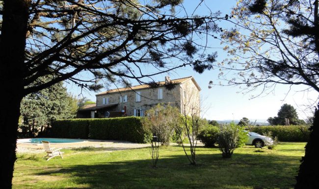 Gîte de groupe en Ardèche méridionale, 10 personnes, piscine privée, jardin clôturé, Internet wifi gratuit. 23 km des Gorges de l'Ardèche.