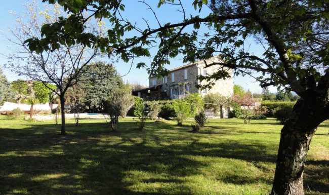 Gîte de groupe en Ardèche méridionale, 10 personnes, piscine privée, jardin clôturé, Internet wifi gratuit. 23 km des Gorges de l'Ardèche.