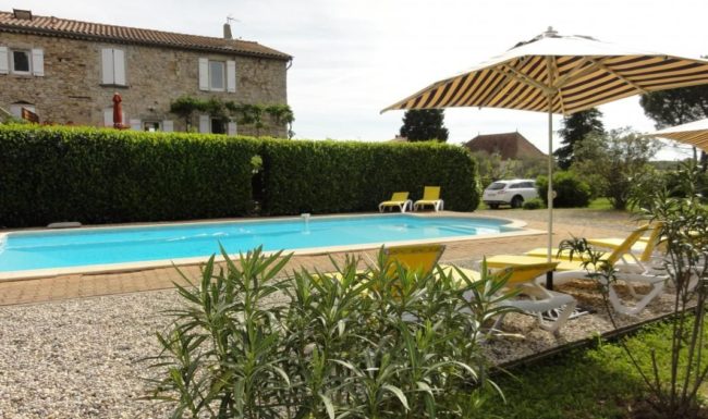 Gîte de groupe en Ardèche méridionale, 10 personnes, piscine privée, jardin clôturé, Internet wifi gratuit. 23 km des Gorges de l'Ardèche.