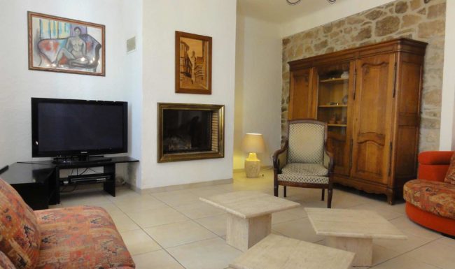 Gîte de groupe en Ardèche méridionale, 10 personnes, piscine privée, jardin clôturé, Internet wifi gratuit. 23 km des Gorges de l'Ardèche.