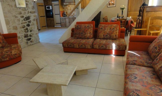 Gîte de groupe en Ardèche méridionale, 10 personnes, piscine privée, jardin clôturé, Internet wifi gratuit. 23 km des Gorges de l'Ardèche.