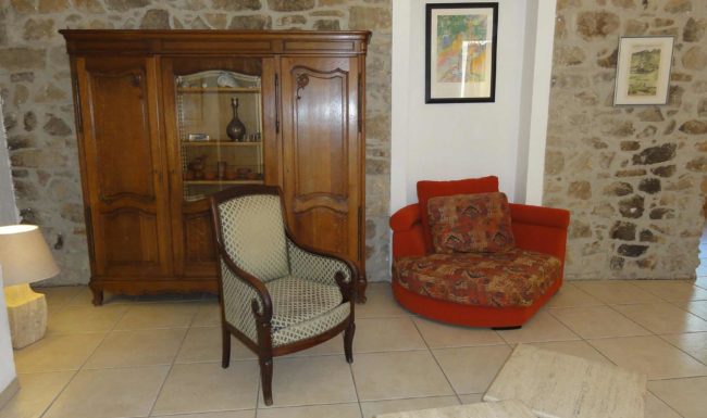 Gîte de groupe en Ardèche méridionale, 10 personnes, piscine privée, jardin clôturé, Internet wifi gratuit. 23 km des Gorges de l'Ardèche.