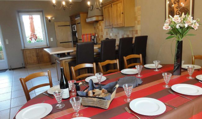 Gîte de groupe en Ardèche méridionale, 10 personnes, piscine privée, jardin clôturé, Internet wifi gratuit. 23 km des Gorges de l'Ardèche.