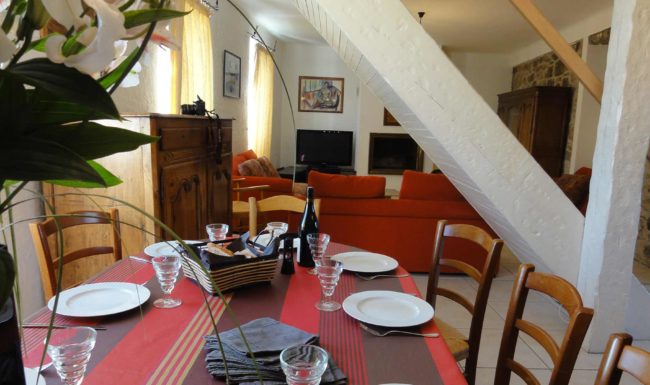 Gîte de groupe en Ardèche méridionale, 10 personnes, piscine privée, jardin clôturé, Internet wifi gratuit. 23 km des Gorges de l'Ardèche.