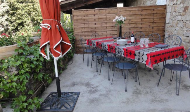 Gîte de groupe en Ardèche méridionale, 10 personnes, piscine privée, jardin clôturé, Internet wifi gratuit. 23 km des Gorges de l'Ardèche.